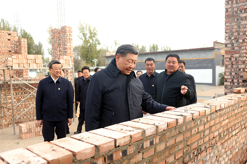 2023年11月10日,习近平总书记在河北保定涿州市刁窝镇万全庄村房屋重建施工现场考察。